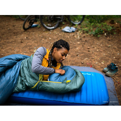 AIR HEAD DOWN PILLOW Large Midnight Print nafukovací polštářek s vrstvou peří zelený