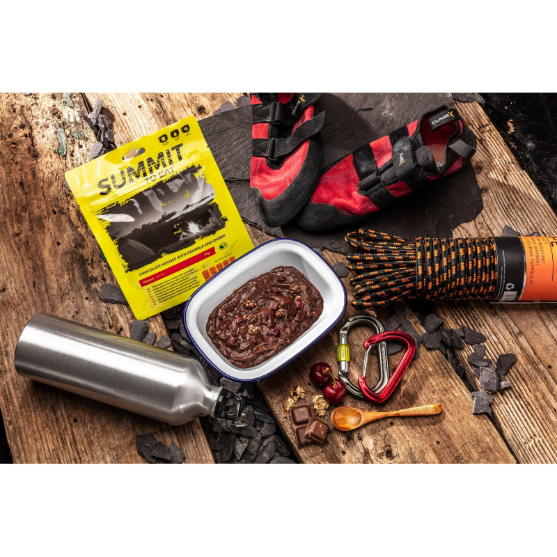 CHOCOLATE MOUSSE WITH GRANOLA & CHERRY Čokoládová pěna s Granolou a třešněmi 97g/400kcal CHOCOLATE MOUSSE WITH GRANOLA & CHERRY Čokoládová pěna s Granolou a třešněmi 97g/400kcal